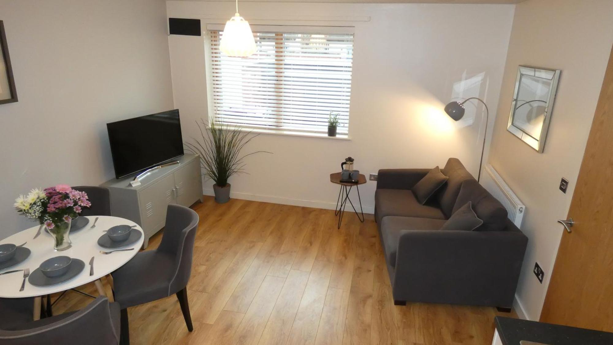 Three Bedroom Townhouse With Parking Телфорд Номер фото