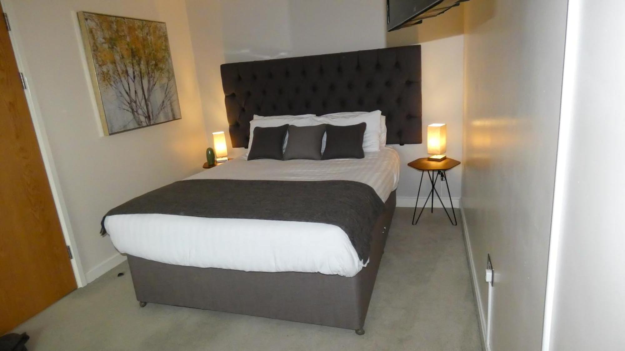 Three Bedroom Townhouse With Parking Телфорд Номер фото