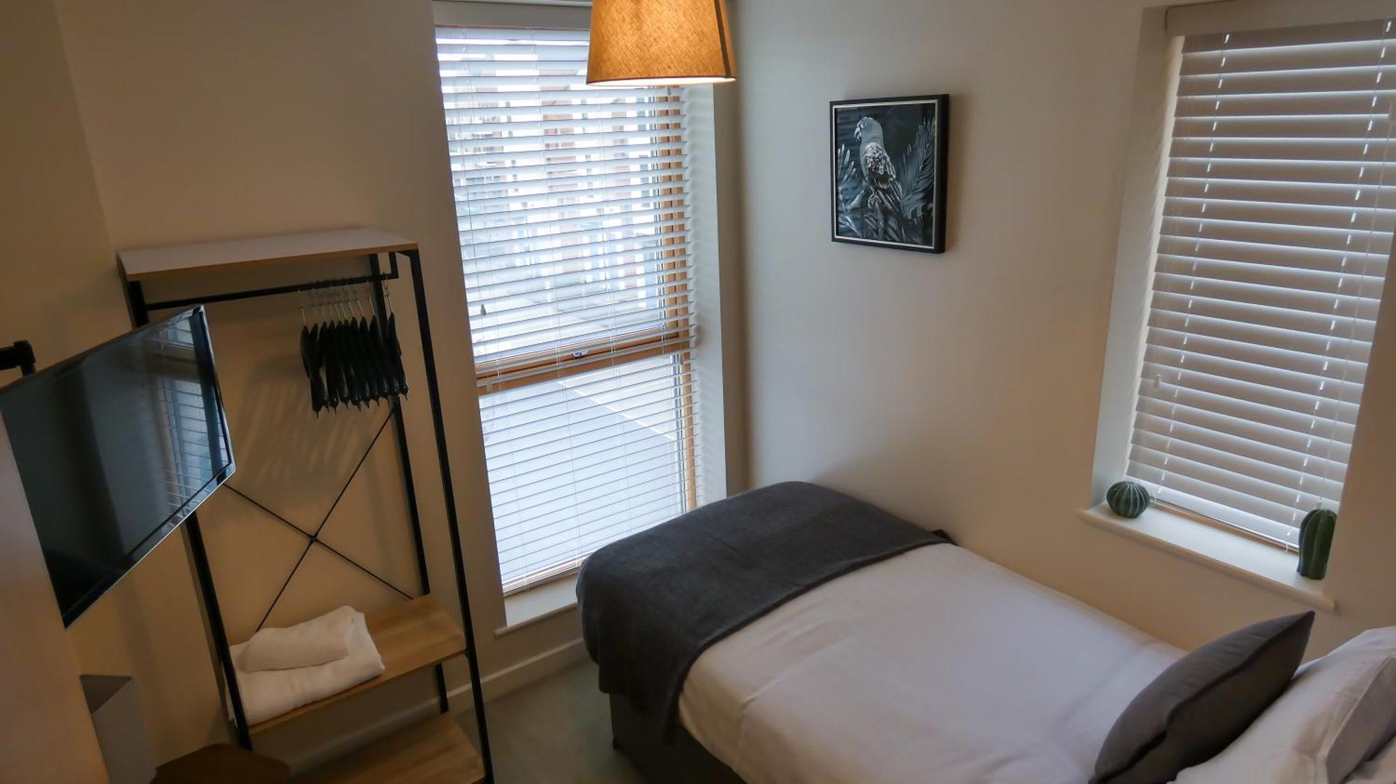 Three Bedroom Townhouse With Parking Телфорд Номер фото