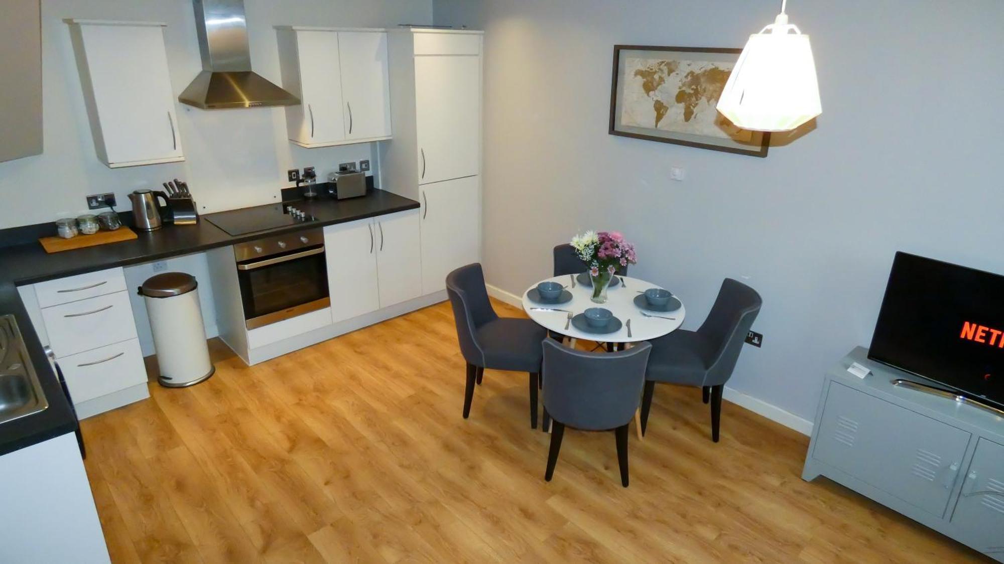 Three Bedroom Townhouse With Parking Телфорд Номер фото