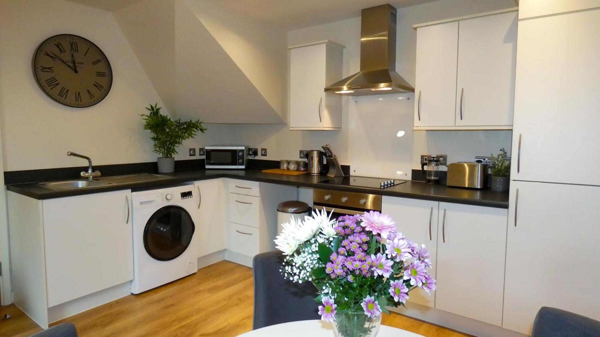 Three Bedroom Townhouse With Parking Телфорд Номер фото