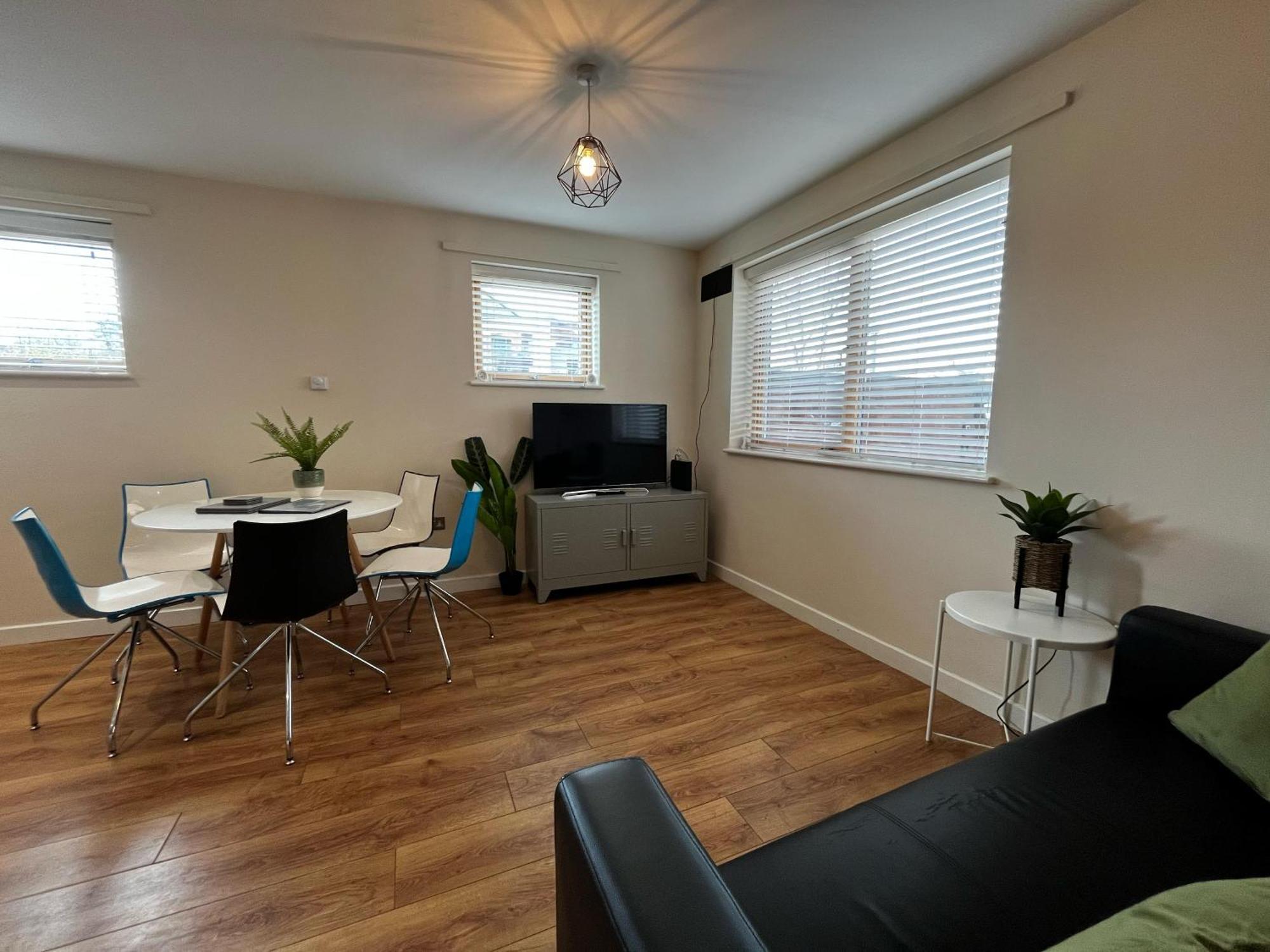 Three Bedroom Townhouse With Parking Телфорд Экстерьер фото