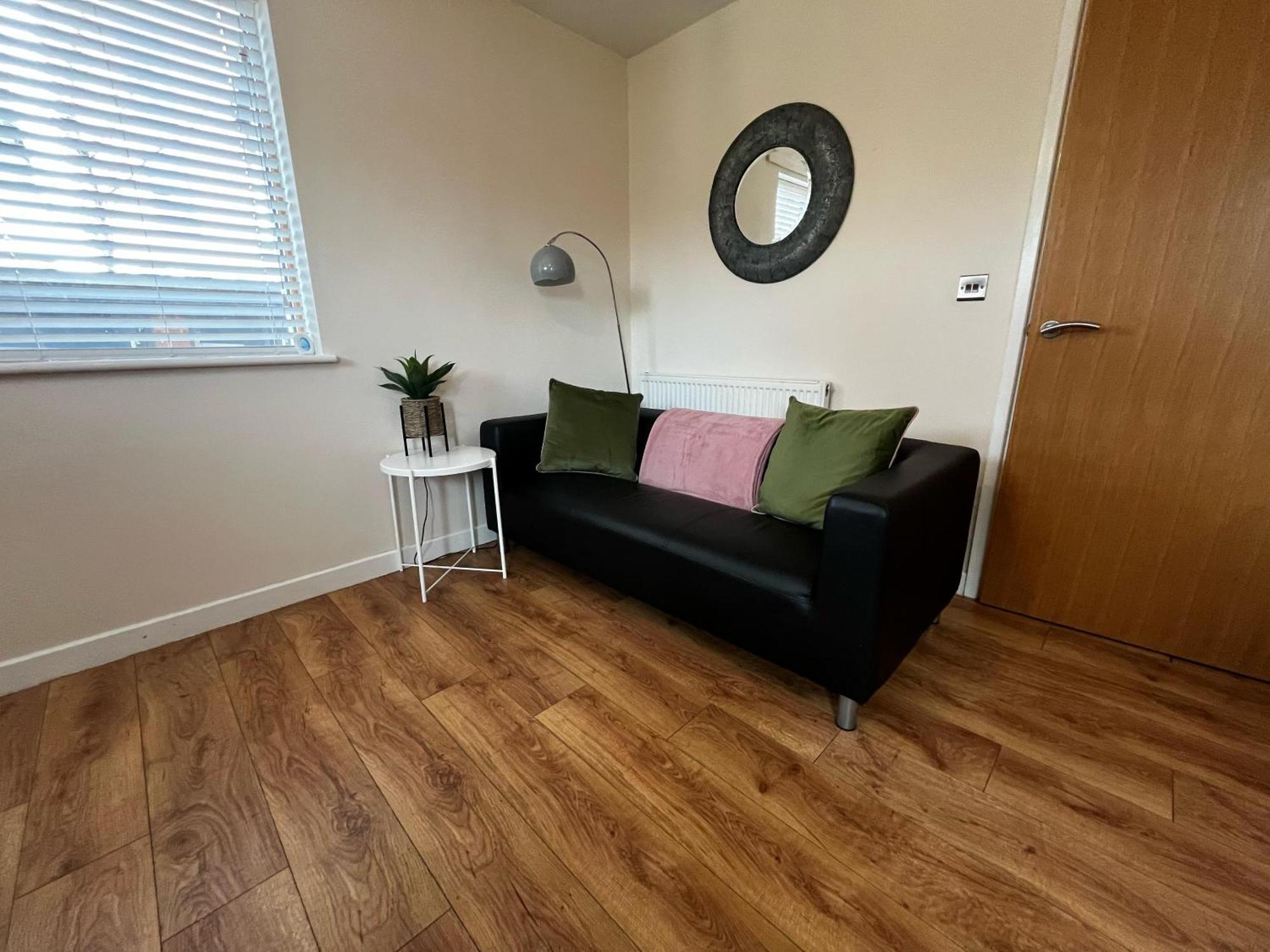 Three Bedroom Townhouse With Parking Телфорд Экстерьер фото