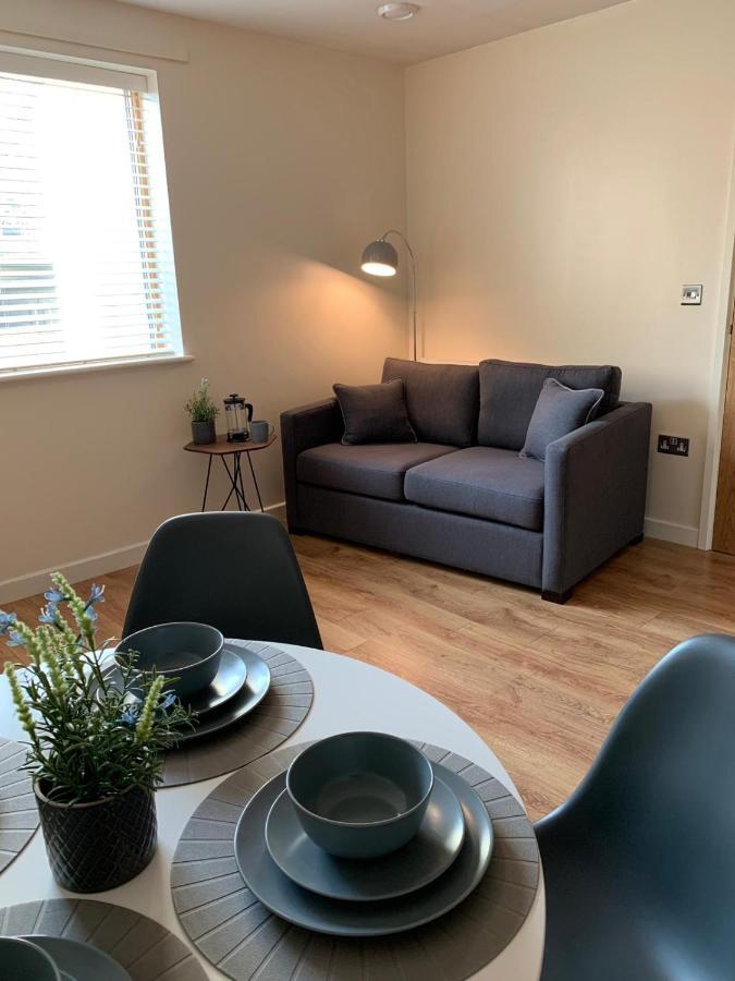 Three Bedroom Townhouse With Parking Телфорд Экстерьер фото