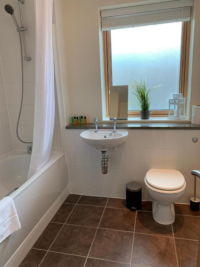 Three Bedroom Townhouse With Parking Телфорд Экстерьер фото